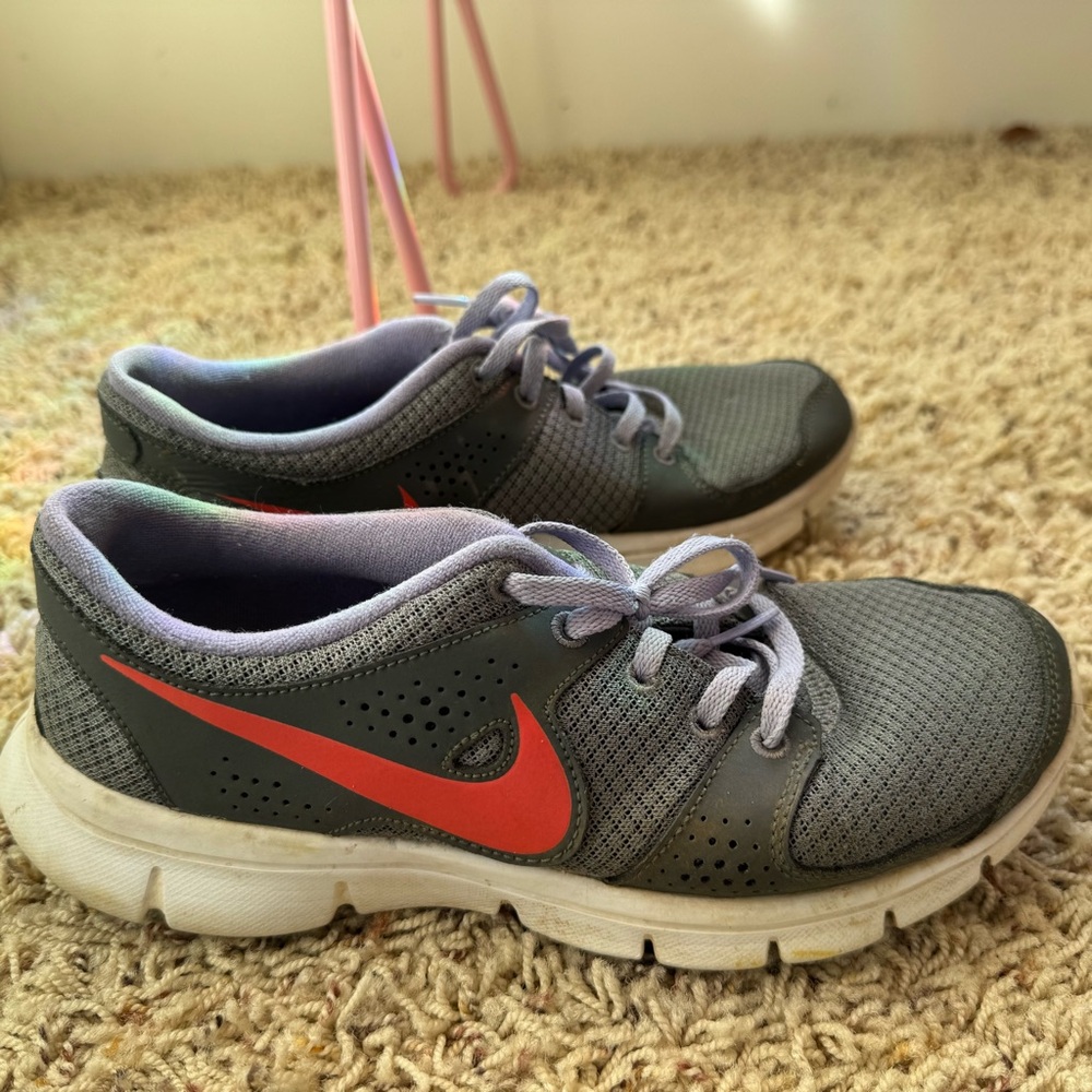 Vintage Nike Flex Experience Women’s Grey Running Shoes Size 7 gently used